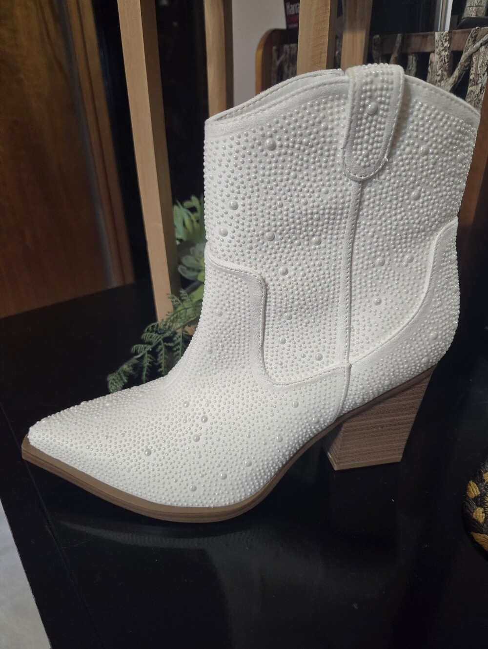 Mia White Faux Pearl Embelished Women's Western Ankle Boots. Sz 8 1/2 NWOT